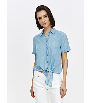 Светлосиня блуза с къс ръкав и възел отпред снимка