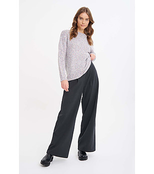 Светъл пуловер с цветни нишки снимка