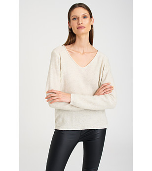 Екрю пуловер с V-образно деколте снимка