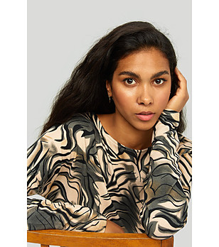 Бежова блуза с абстрактен принт  снимка