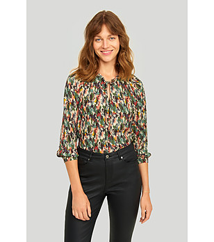 Многоцветна блуза с връзки на деколтето снимка