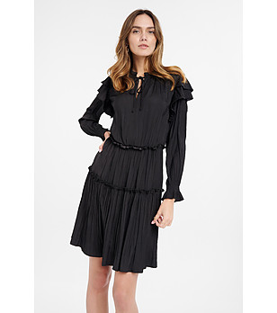 Черна рокля с волани и плисиран ефект снимка