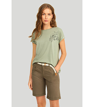 Кафяви бермуди с плитки джобове и колан снимка