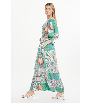 Зелена макси рокля с паднало рамо и колан снимка