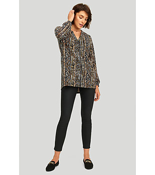 Многоцветна блуза с животински десен снимка