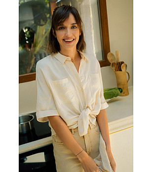 Кремава риза с къс ръкав и джобове снимка