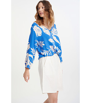 Синя блуза с флорален принт и връзка на подгъва снимка