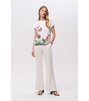 Бяла блуза с принт на цветя и пеперуди снимка