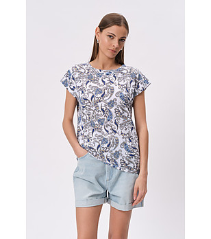 Бяла блуза с къс ръкав и пейсли принт снимка
