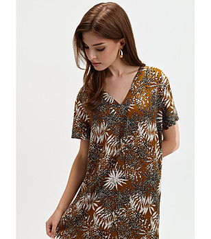 Рокля в горчица на цветен принт снимка