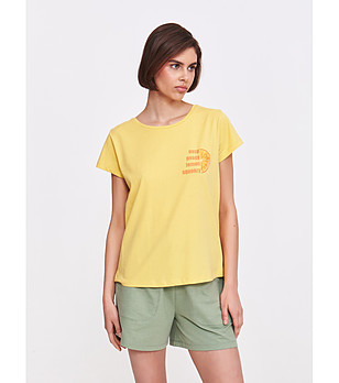 Жълта тениска с къс ръкав и принт Easy Peasy снимка