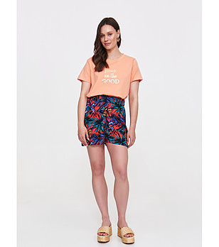 Многоцветни шорти с тропически принт снимка