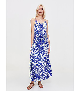 Синя дълга рокля на цветен принт с тънки презрамки снимка