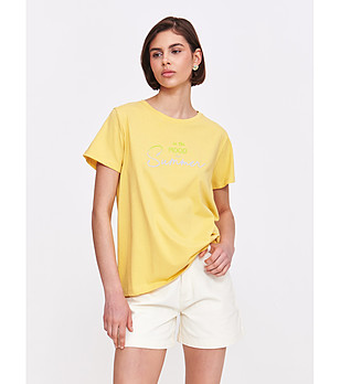 Жълта тениска с надпис SUMMER снимка