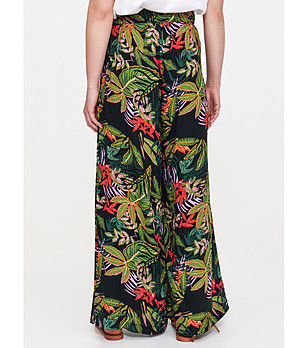 Черен панталон с широк крачол и тропически принт снимка