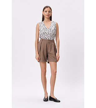 Кафяви къси панталони с висока талия снимка