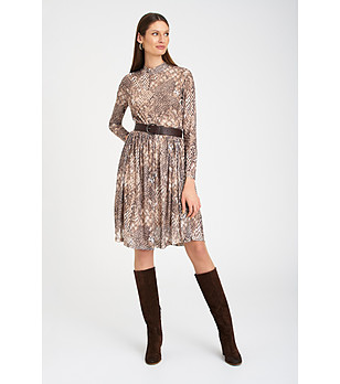 Бежова рокля с животински принт и висока яка снимка