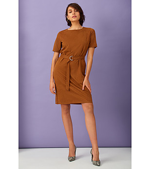 Кафява рокля с колан на талията снимка