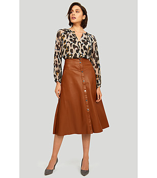 Бежова блуза с животински принт снимка