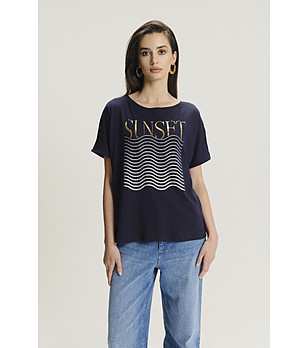 Тъмносиня тениска с щампа SUNSET снимка