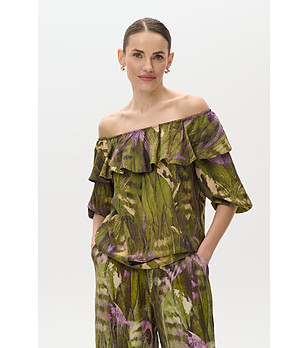 Зелена блуза с голи рамене и волани снимка