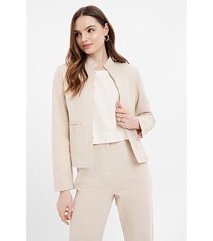 Бежово сако с висока яка снимка