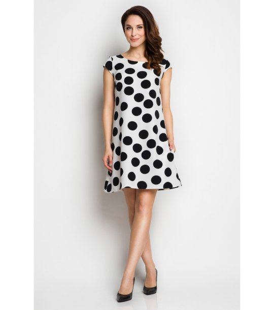 Бяла рокля на едри точки снимка