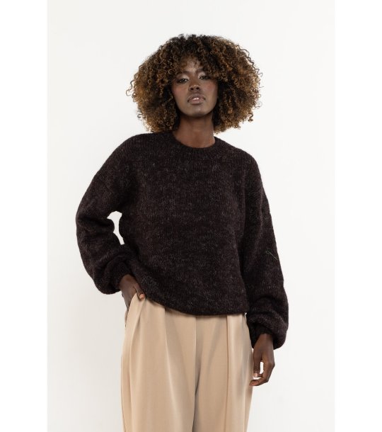 Кафяв пуловер с обло деколте с мохер и вълна снимка