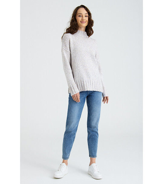 Светлосив пуловер с висока яка снимка