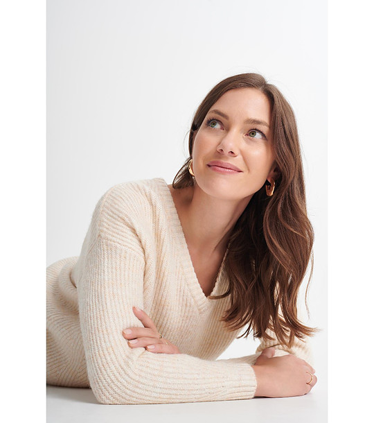 Кремав пуловер с V-образно деколте снимка