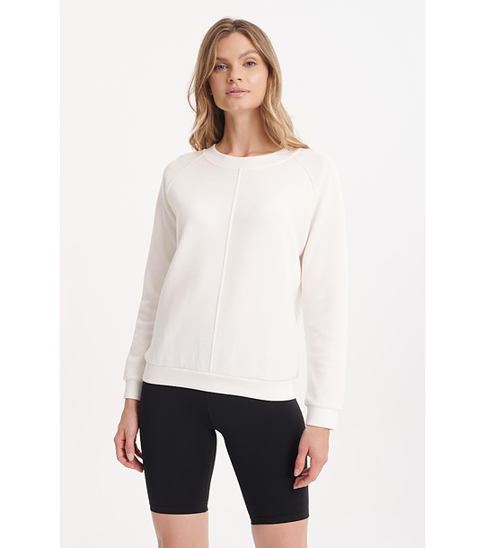 Бяла блуза с дълъг ръкав и декоративен шев снимка