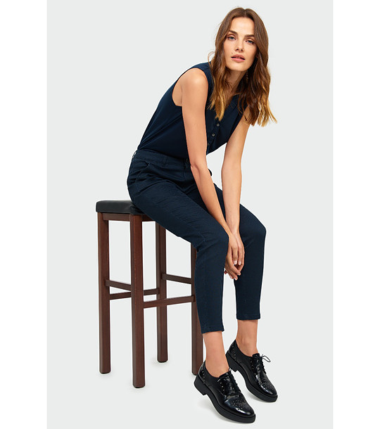 Тъмносини вталени панталони с кариран десен снимка