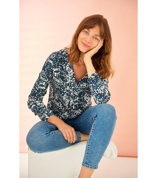 Тъмносиня блуза с принт на цветчета снимка