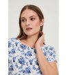 Бяла дамска блуза с цветен принт-2 снимка