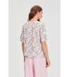 Дамска блуза в бяло с флорален принт-3 снимка