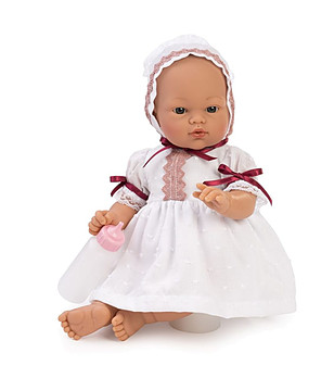 Кукла бебе с бяла рокля и шапка KOKE снимка