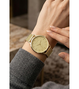 Дамски златист аналогов часовник с блестящ циферблат  снимка