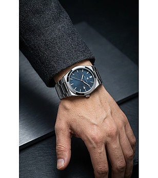 Мъжки сребрист кварцов часовник с тъмносин текстуриран циферблат снимка