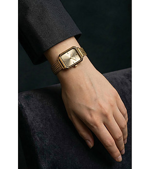 Дамски златист часовник с правоъгълен циферблат  снимка