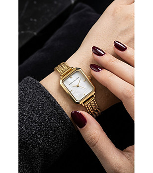 Дамски златист часовник с правоъгълен седефен циферблат  снимка