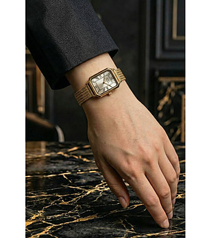 Дамски златист часовник с правоъгълен циферблат снимка