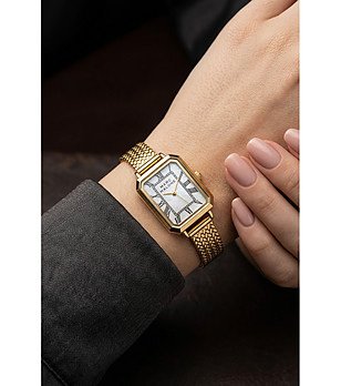 Дамски златист часовник с правоъгълен корпус  снимка