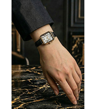 Дамски златист часовник с черна кожена каишка  снимка