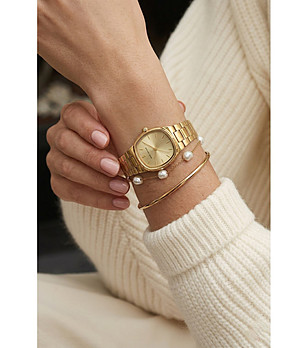 Дамски златист часовник с правоъгълен корпус снимка