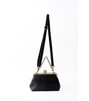 Черна дамска чанта тип клъч с метална рамка снимка