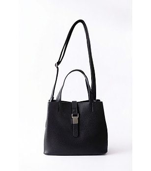 Дамска черна чанта за рамо с капак и цип снимка