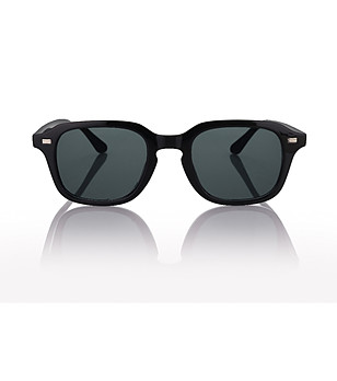 Слънчеви очила с черна рамка и сиви стъкла снимка