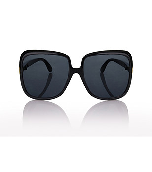 Слънчеви очила с черна рамка и сиви стъкла снимка