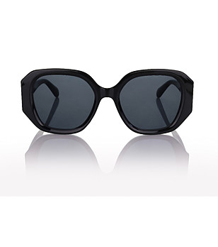 Слънчеви очила с черна рамка и сиви стъкла снимка