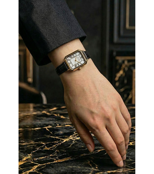 Дамски златист часовник с черна кожена каишка  снимка